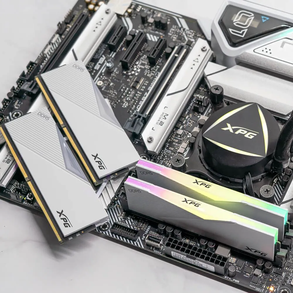 ADATA Оперативная память ADATA AX5U7200C3416G-DCLARWH Оперативная память XPG Lancer, DDR5, 32GB (2x16GB), 7200MHz, CL34, DIMM, с радиаторами, RGB, белый DDR5, 7200 МГц, 2 x 16 ГБ (AX5U7200C3416G-DCLARWH)